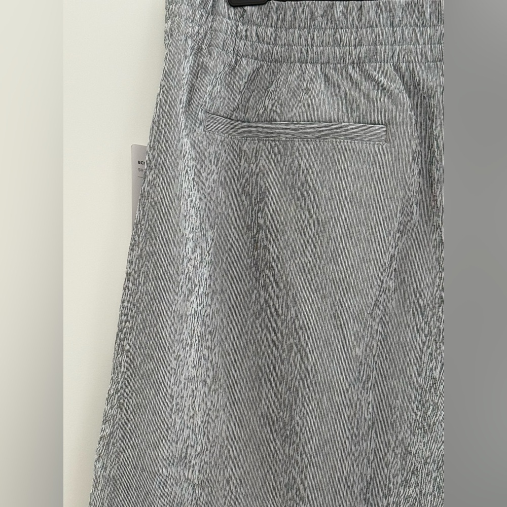 Athleta NWT black + white micro stripe (looks grey) echo high waisted shorts - Picture 12 of 13